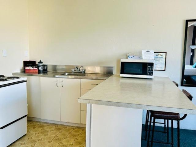 Parkside Motel And Apartments New Plymouth Bagian luar foto